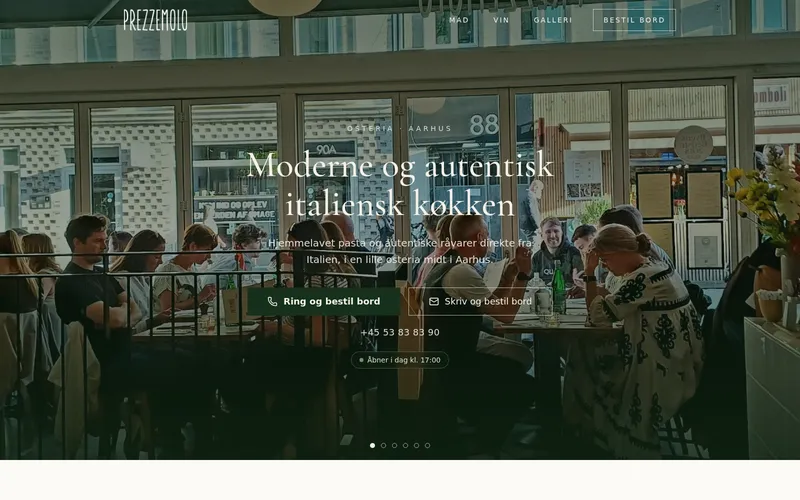 The homepage of prezzemolo.dk: guests at the tables in the small osteria seen through the large windows, with the Danish headline “Moderne og autentisk italiensk køkken”.
