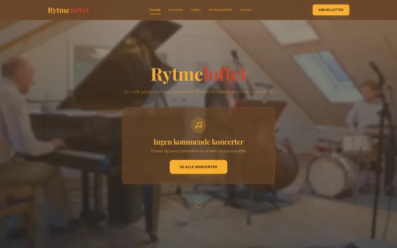 The homepage of rytmeloftet.dk: a pianist at the grand piano in the loft with drums and a double bass behind, under the “Rytmeloftet” wordmark.